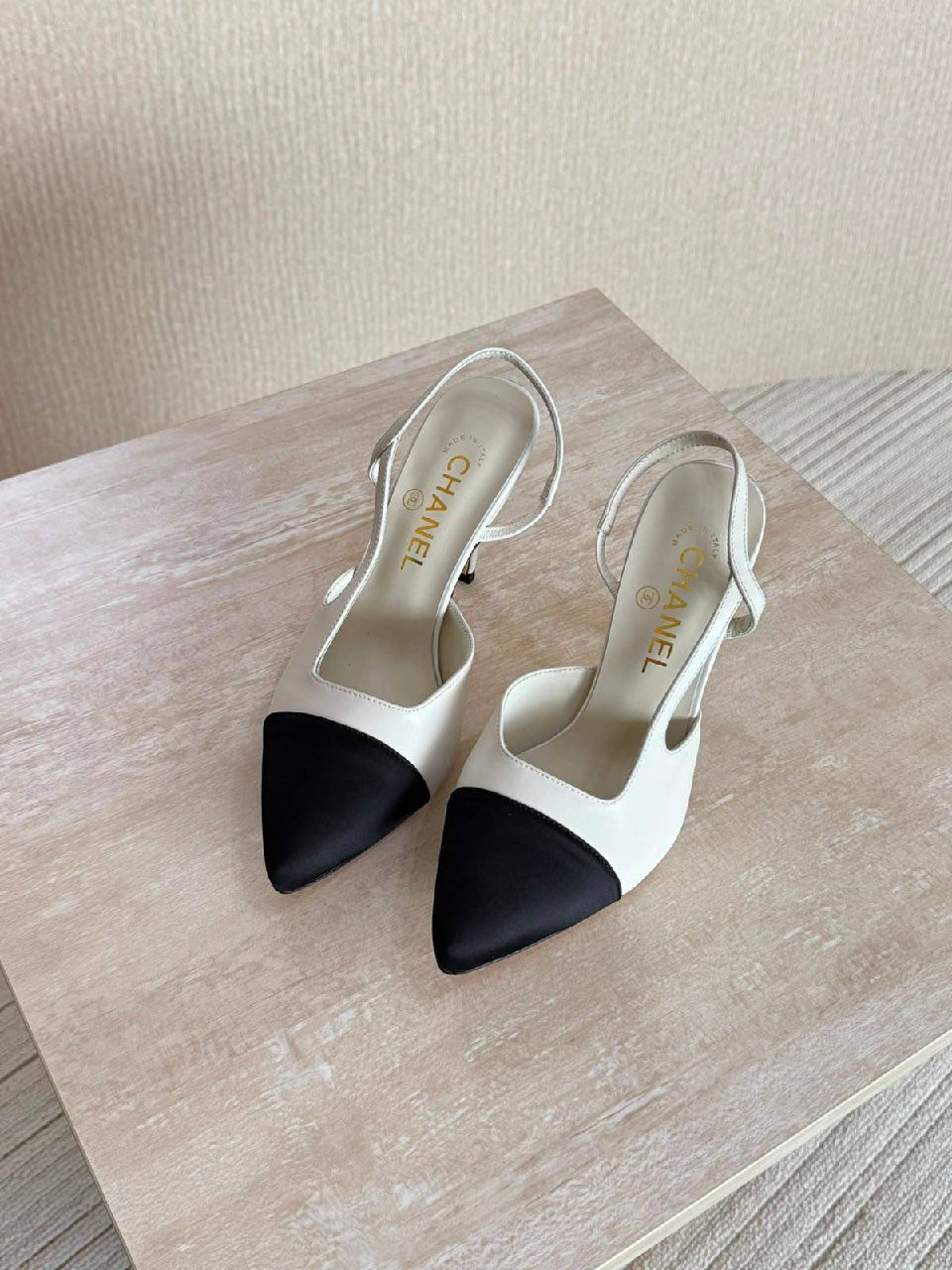 High-heeled shoes