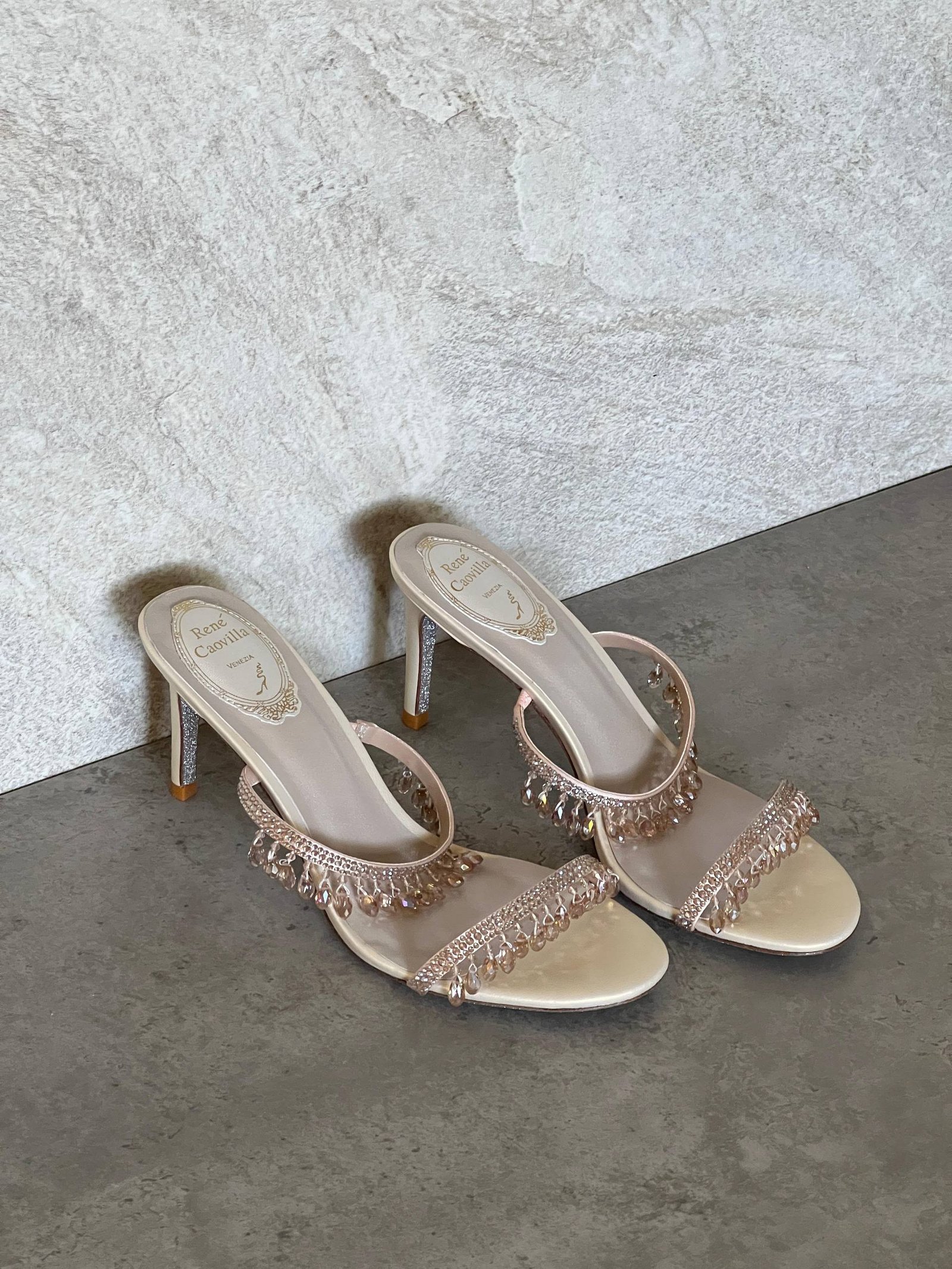 High-heeled shoes