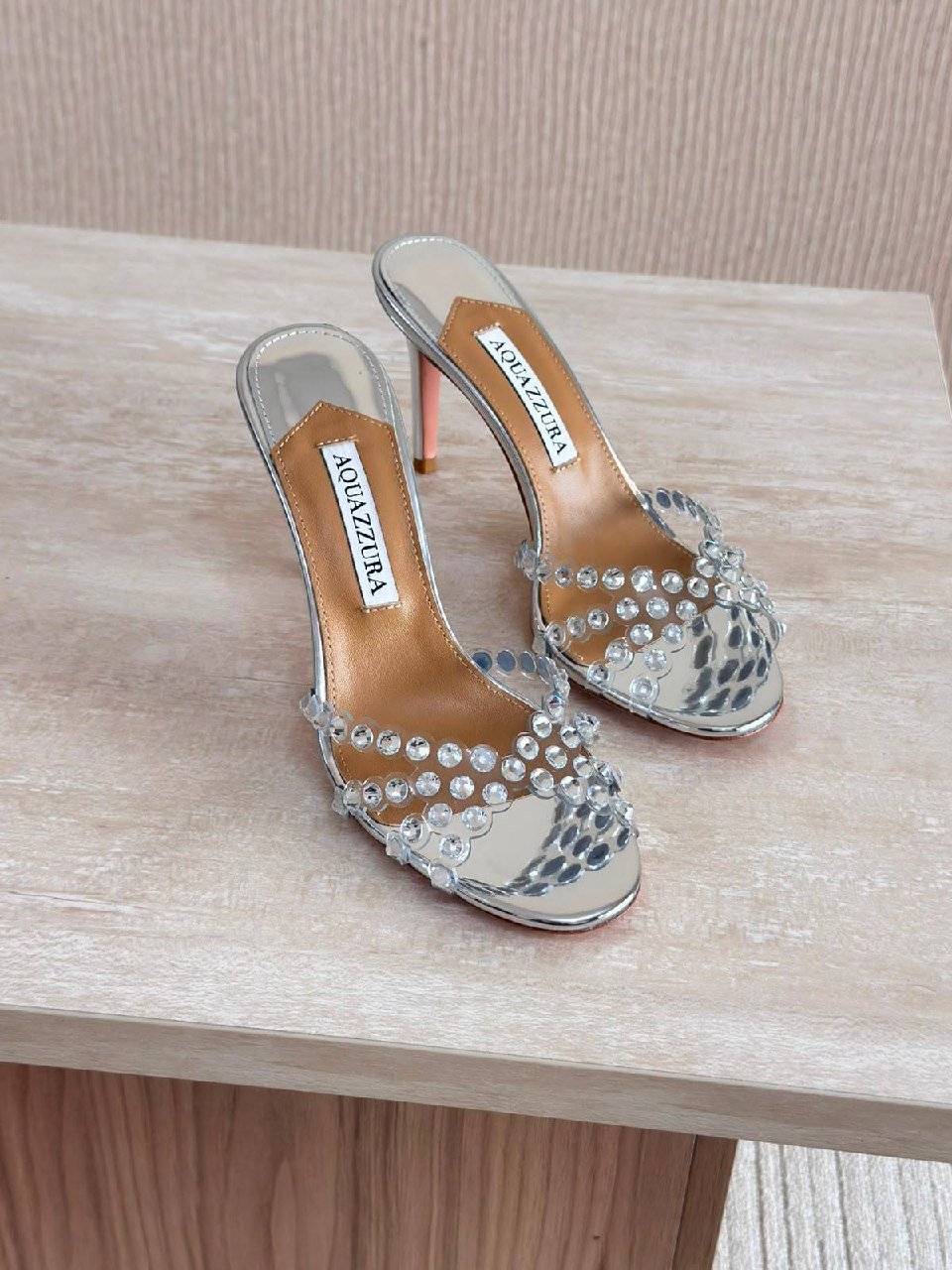 High-heeled shoes