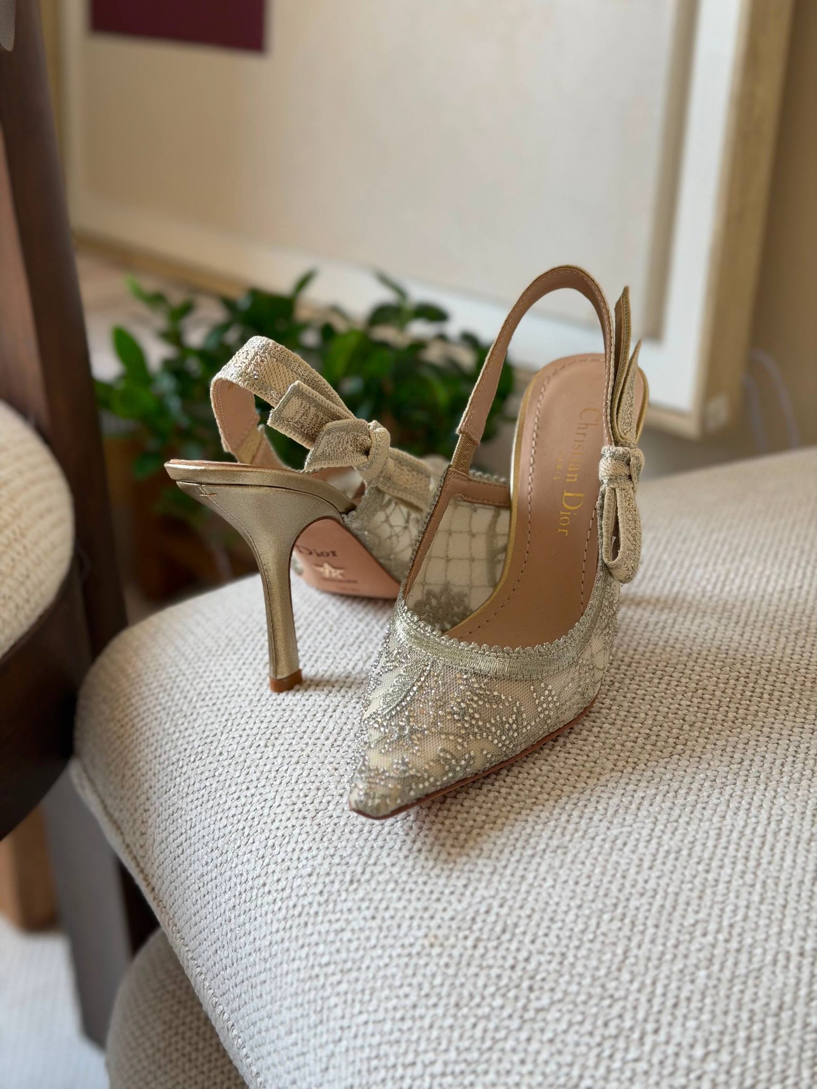 High-heeled shoes