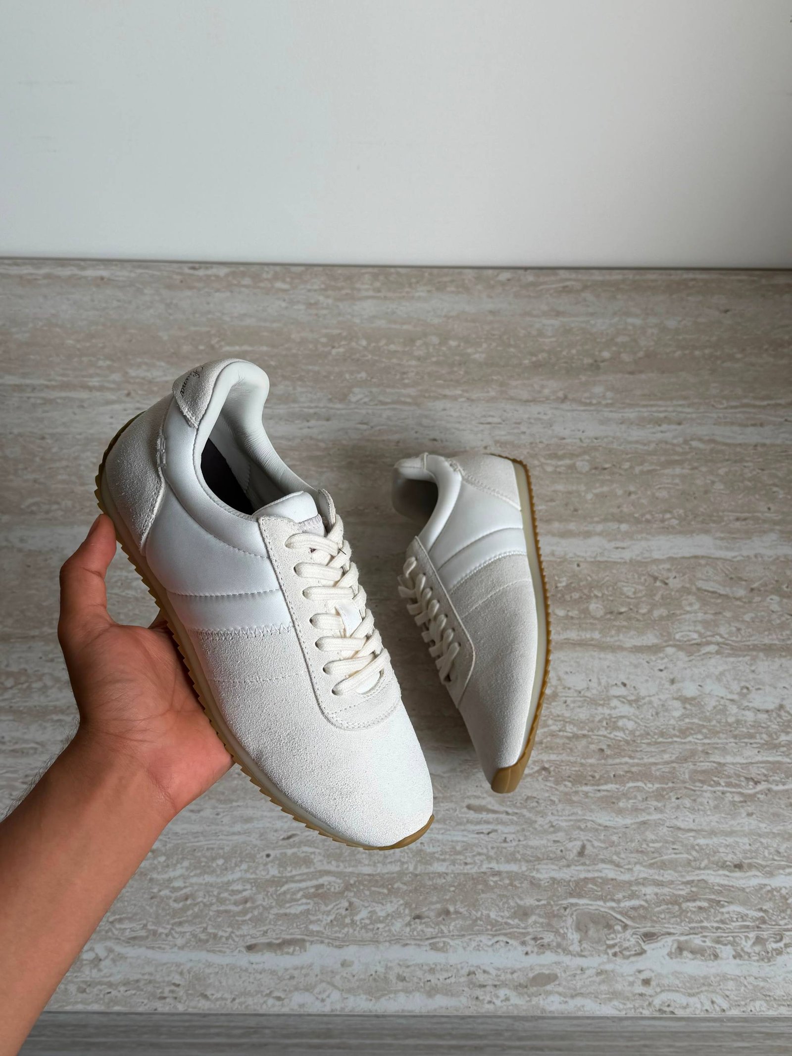 Sports shoes