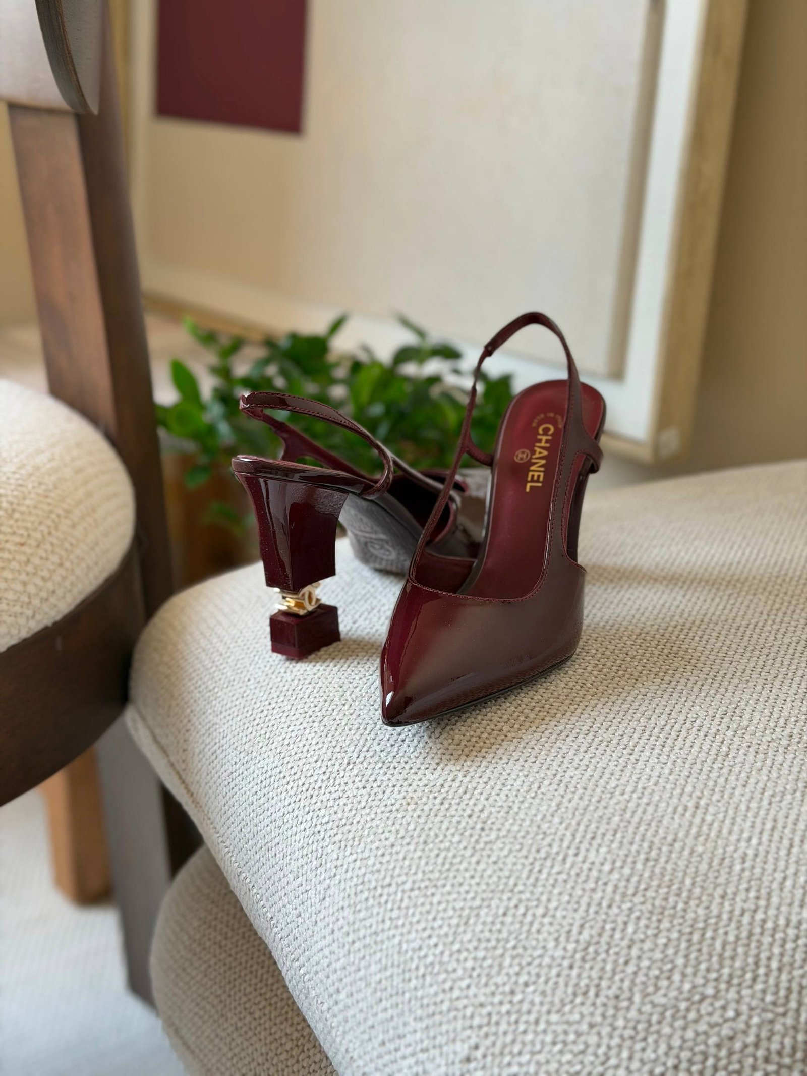 High-heeled shoes