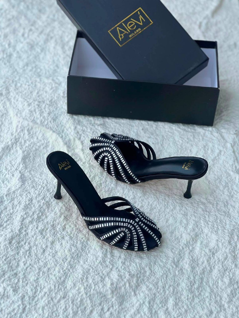 High-heeled shoes