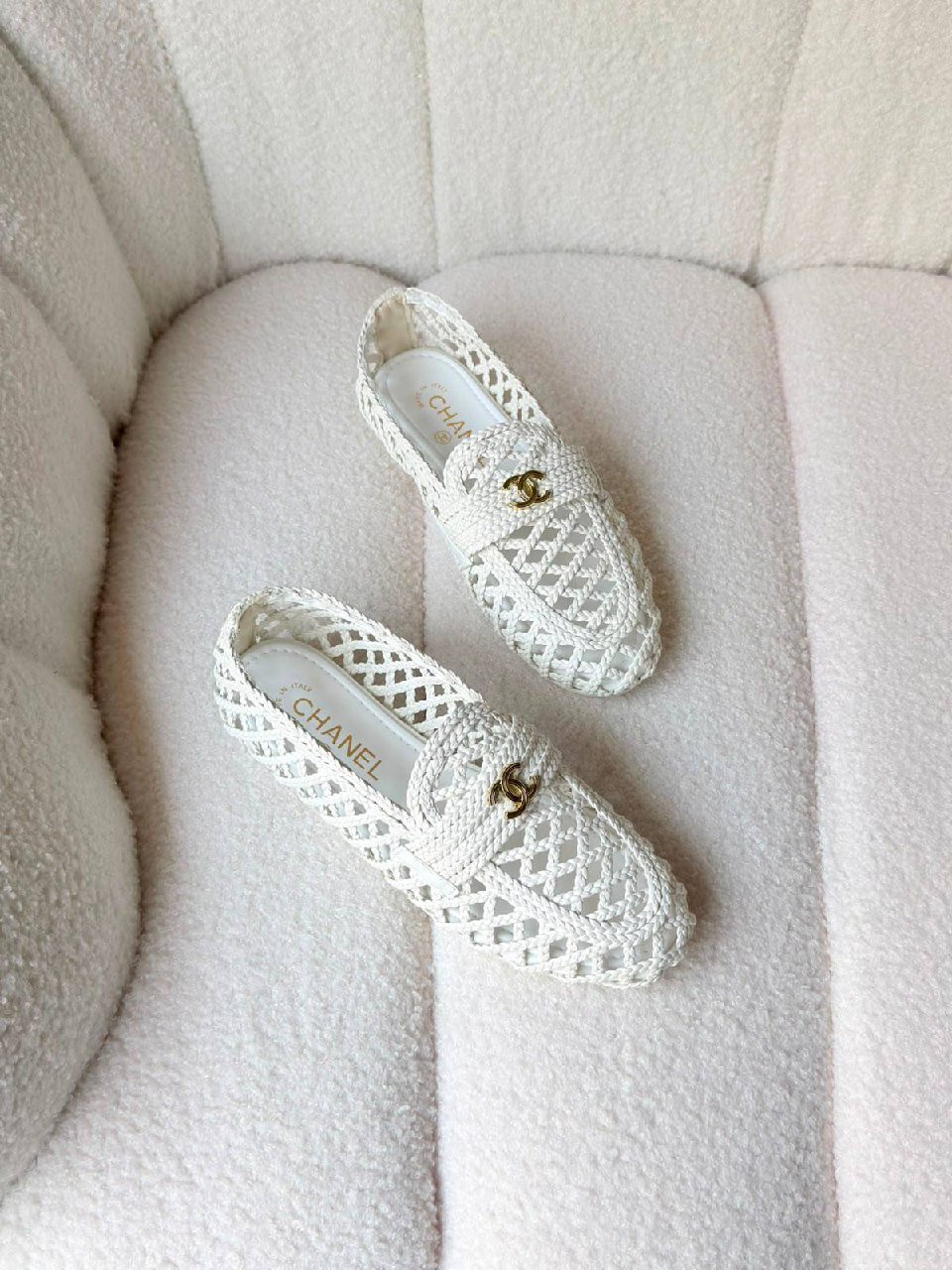 High-heeled shoes