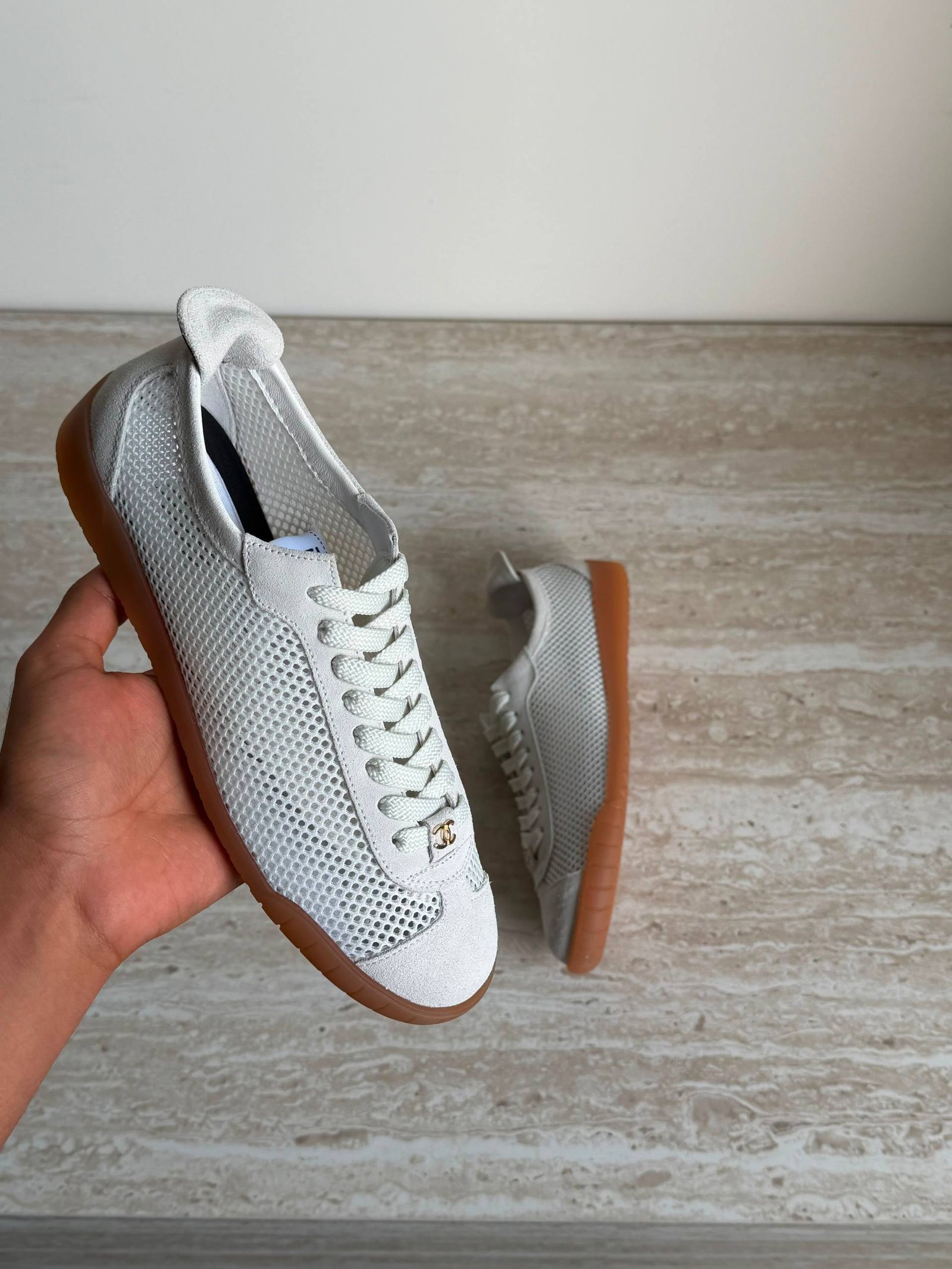Sports shoes