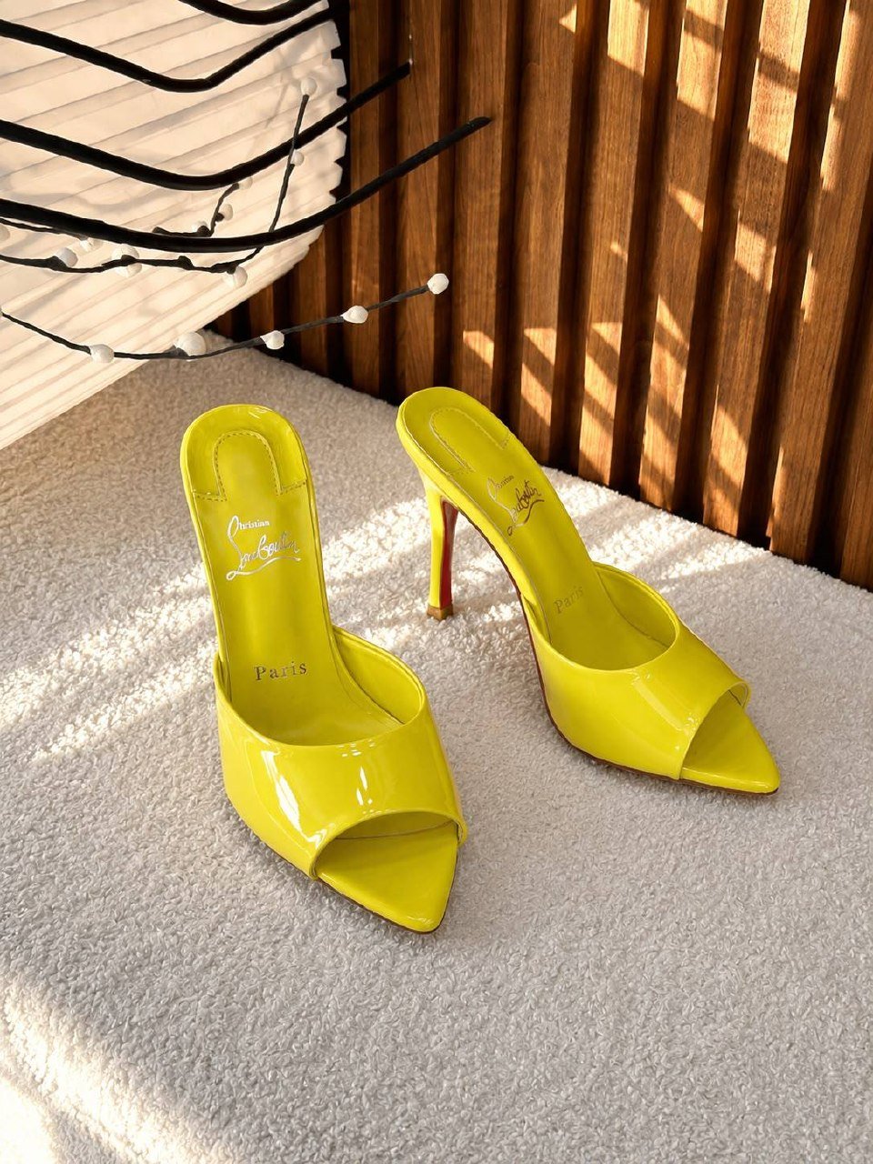 High-heeled shoes