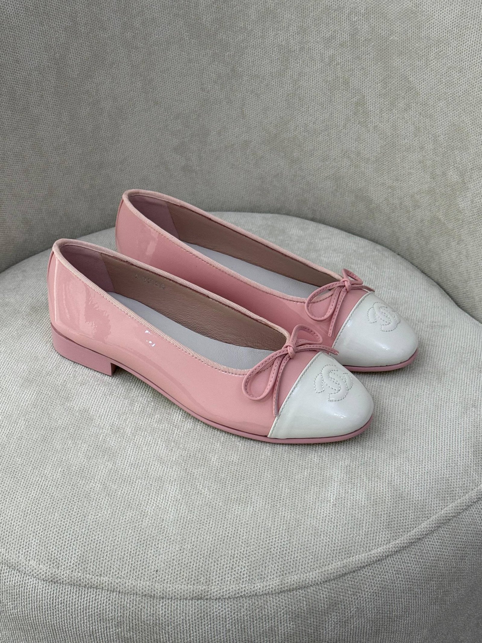 High-heeled shoes