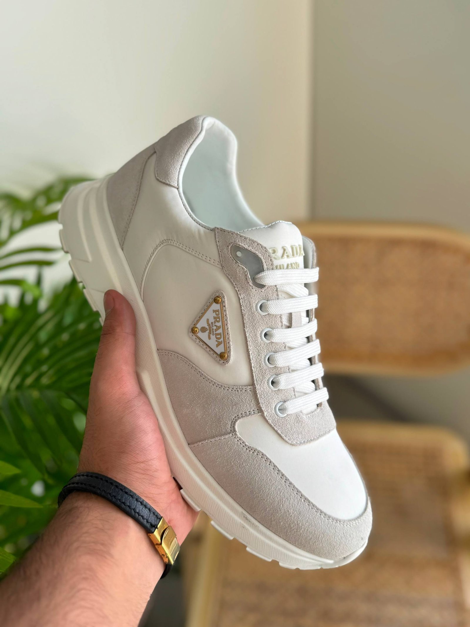 Sports shoes