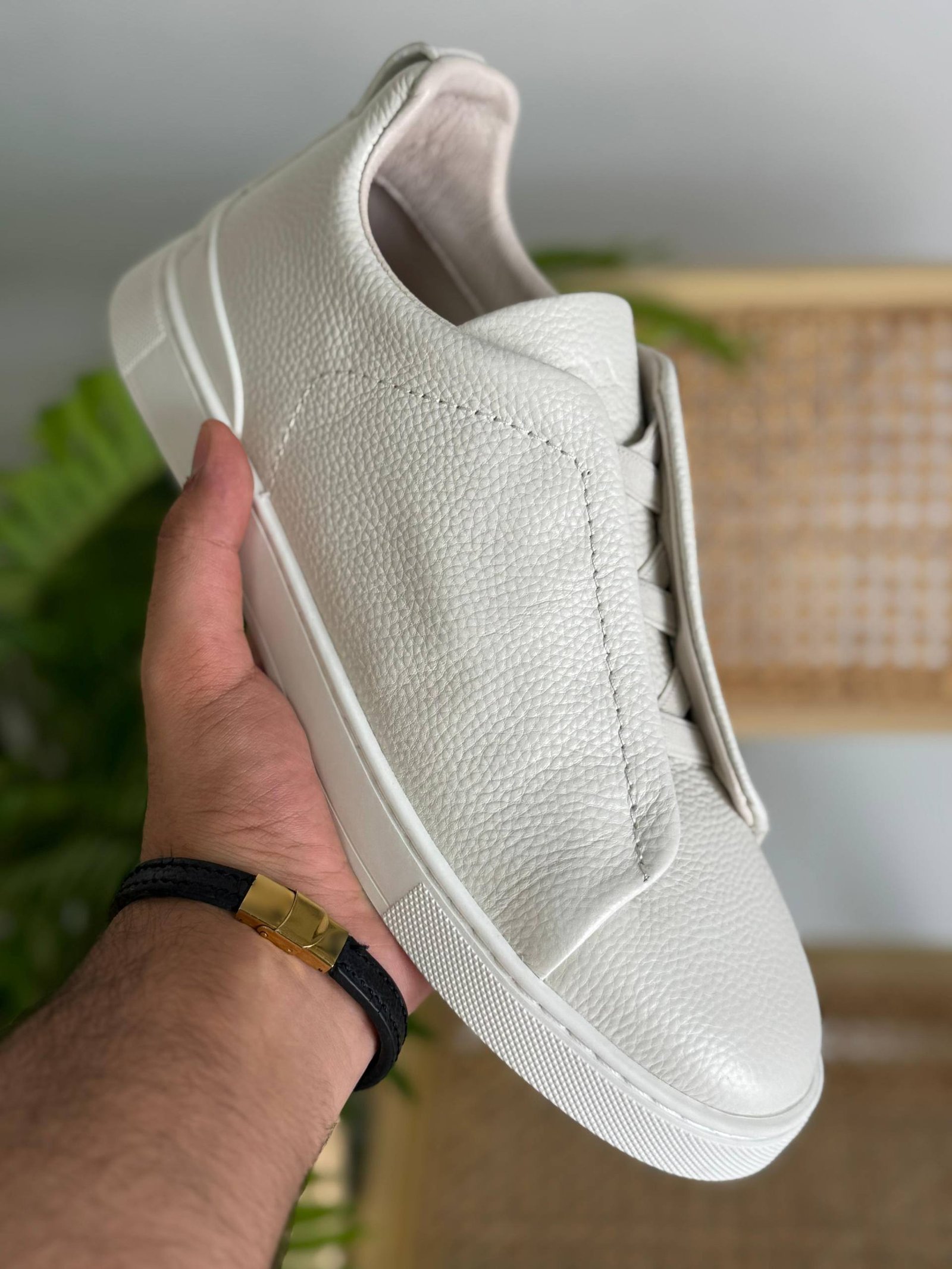 Sports shoes