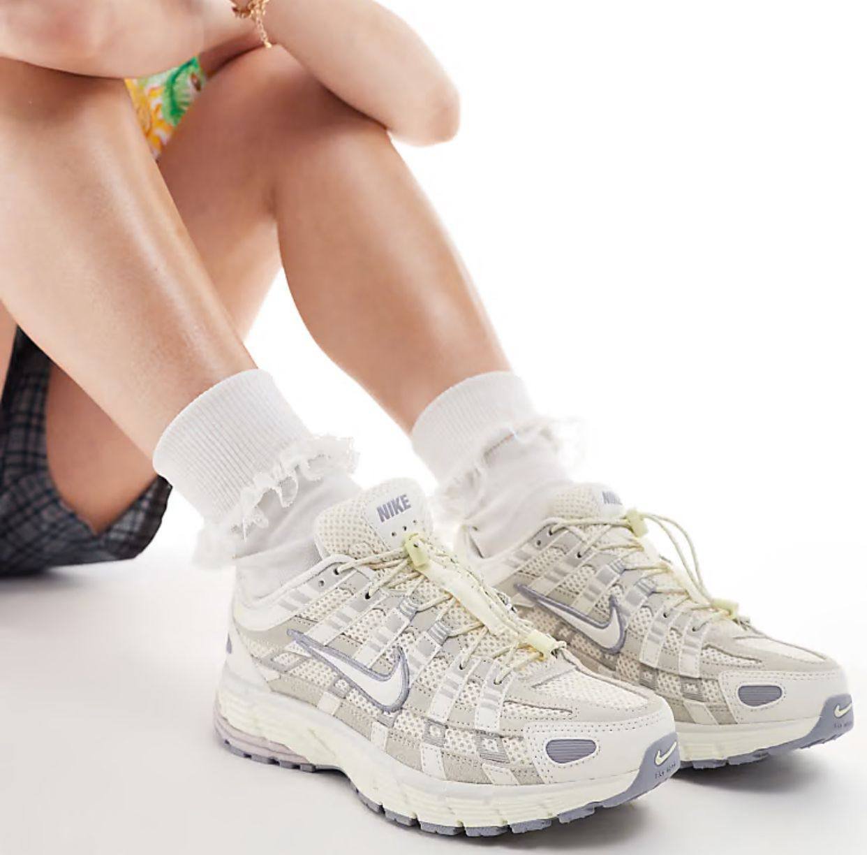 Sports shoes