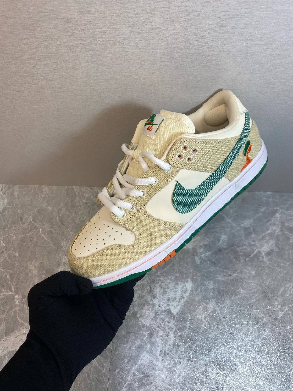 Sports shoes