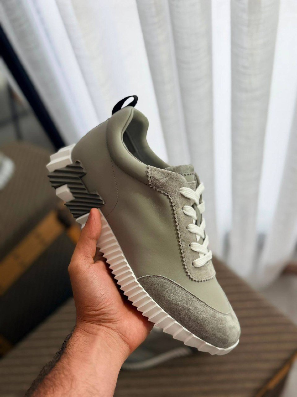 Sports shoes