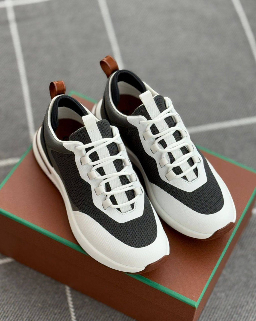 Sports shoes