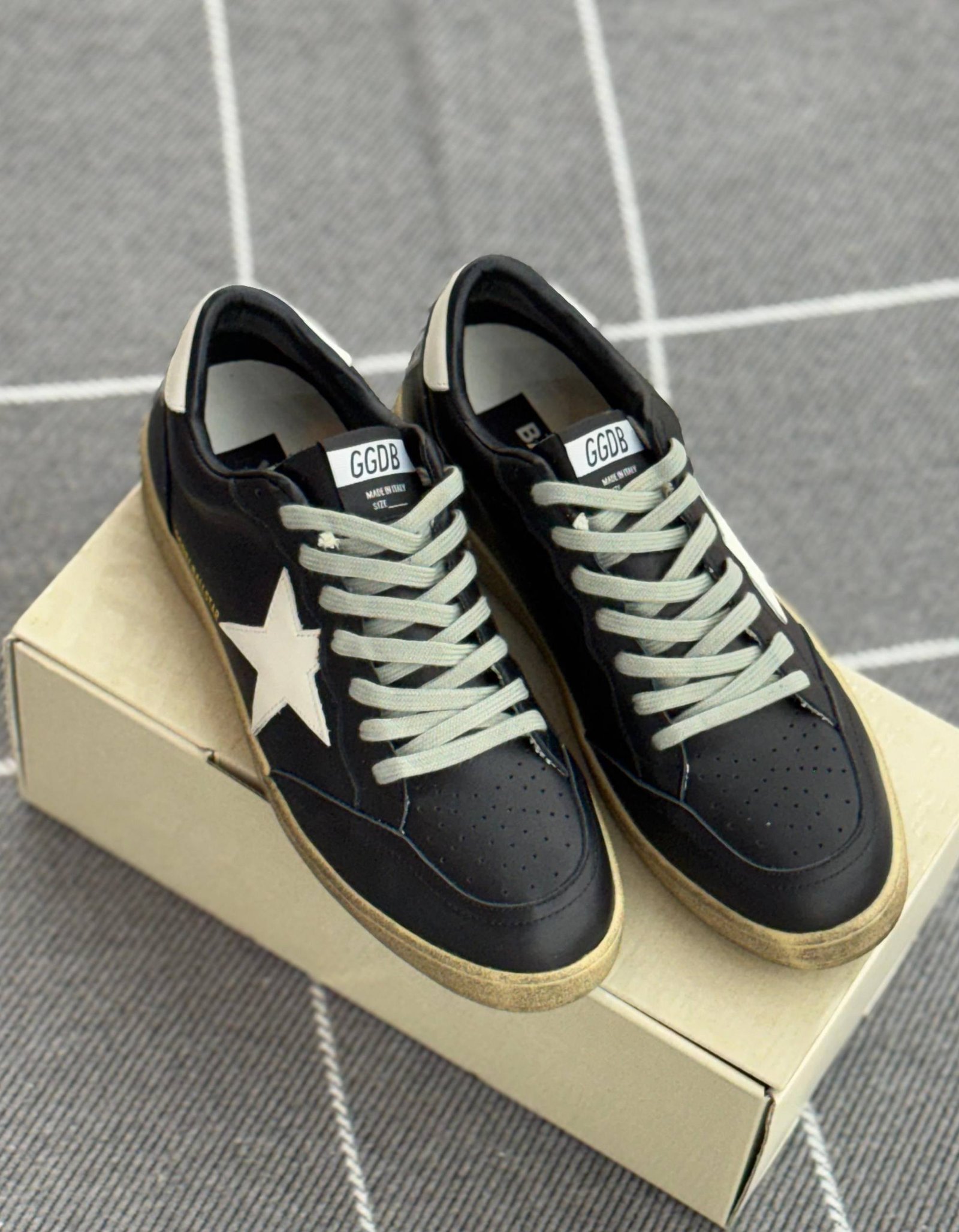 Sports shoes