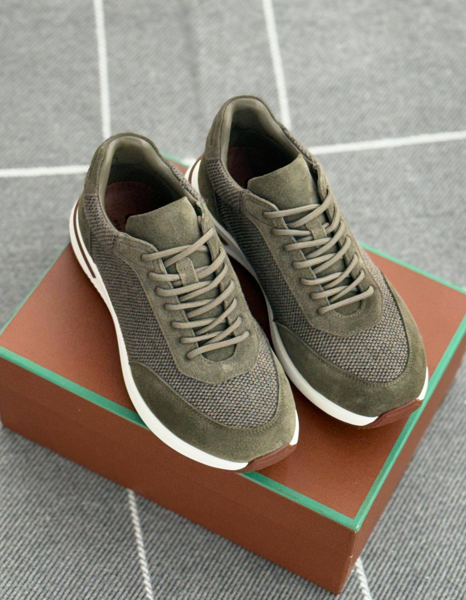 Sports shoes