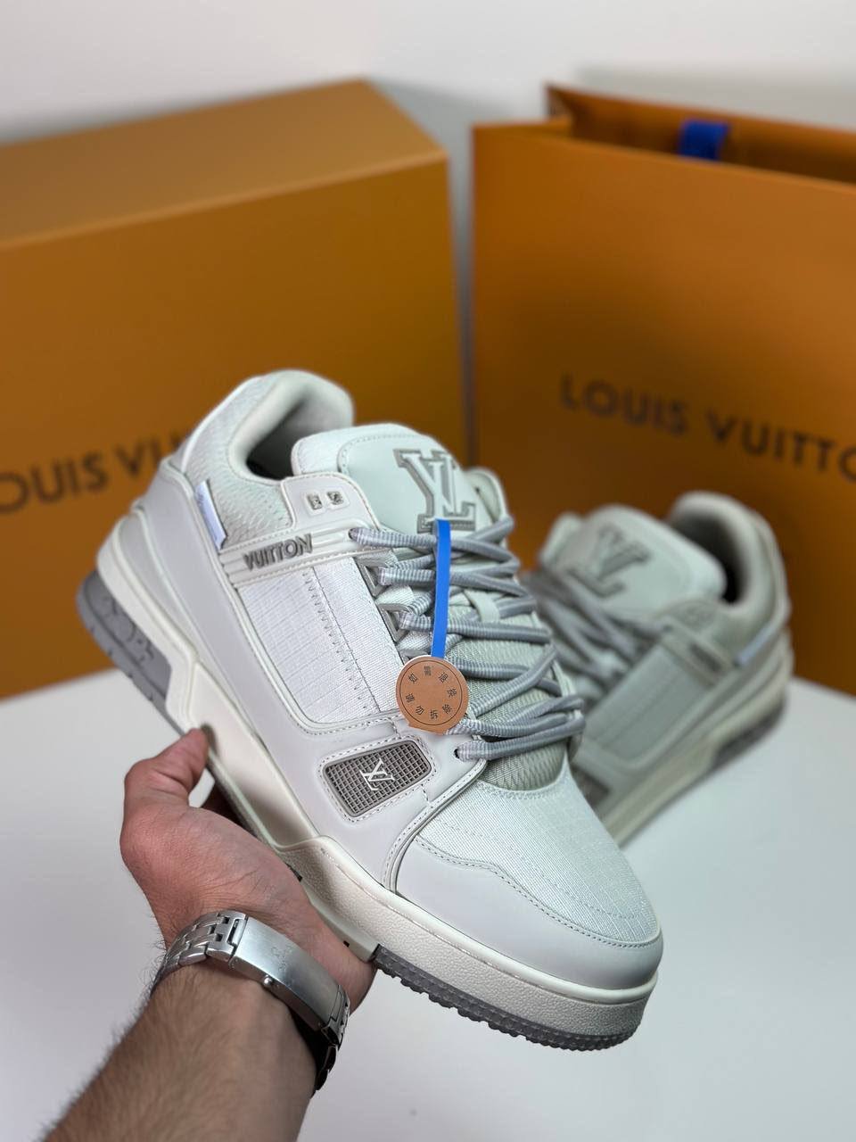 Sports shoes
