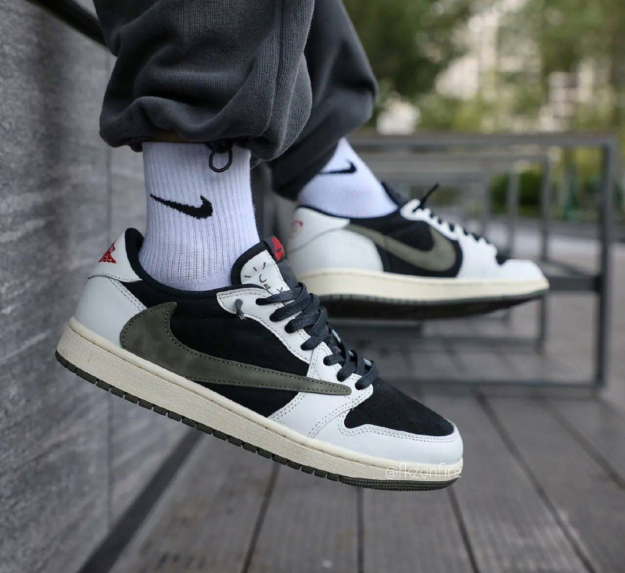 Sports shoes