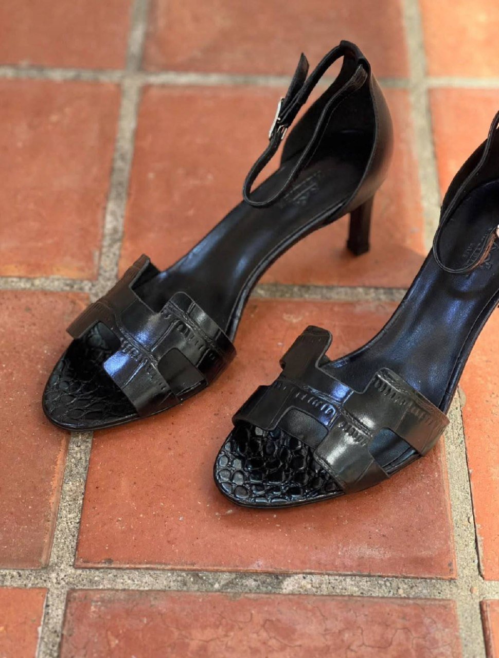 High-heeled shoes