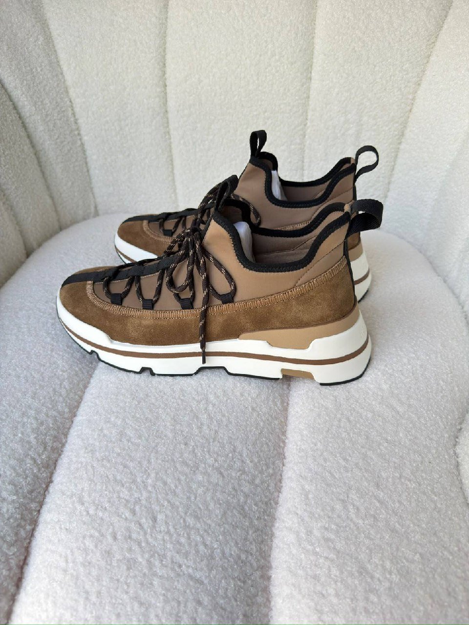Sports shoes