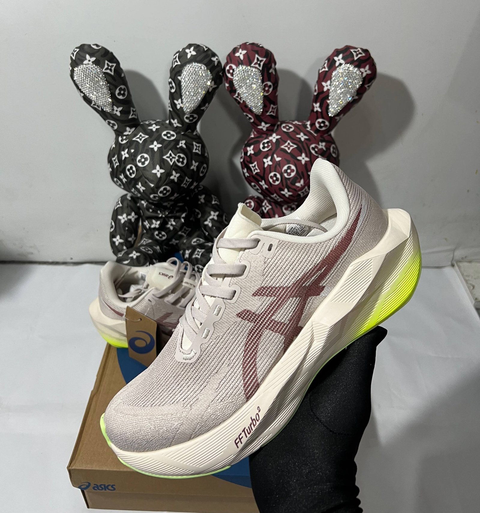 Sports shoes