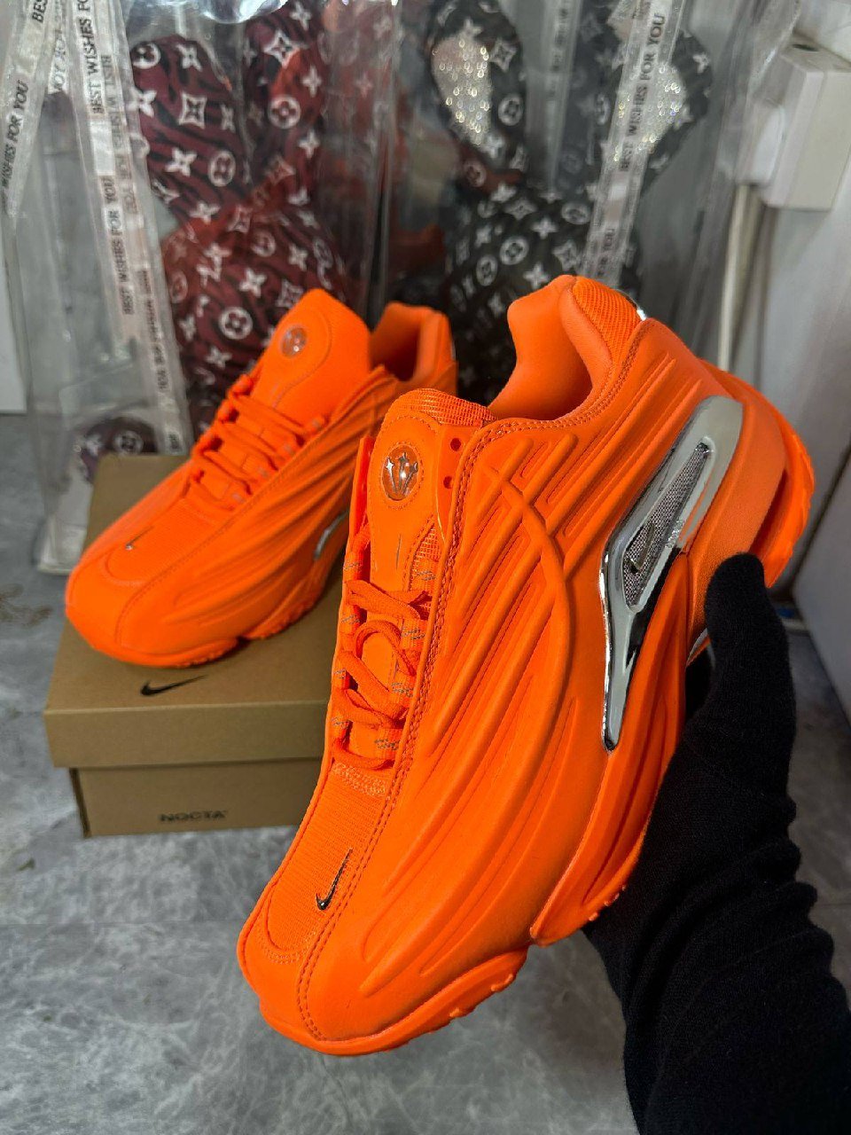 Sports shoes