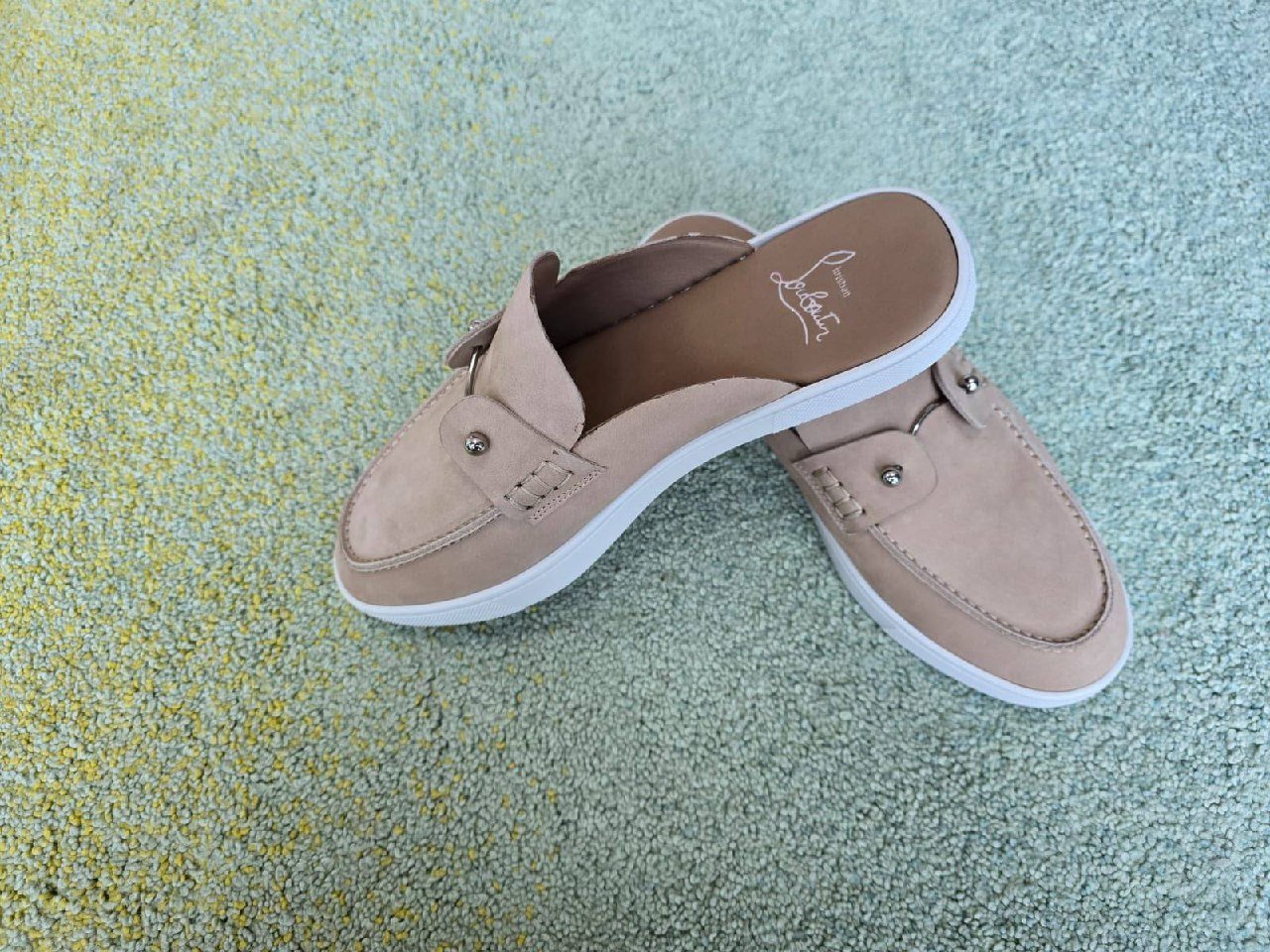 Sports shoes