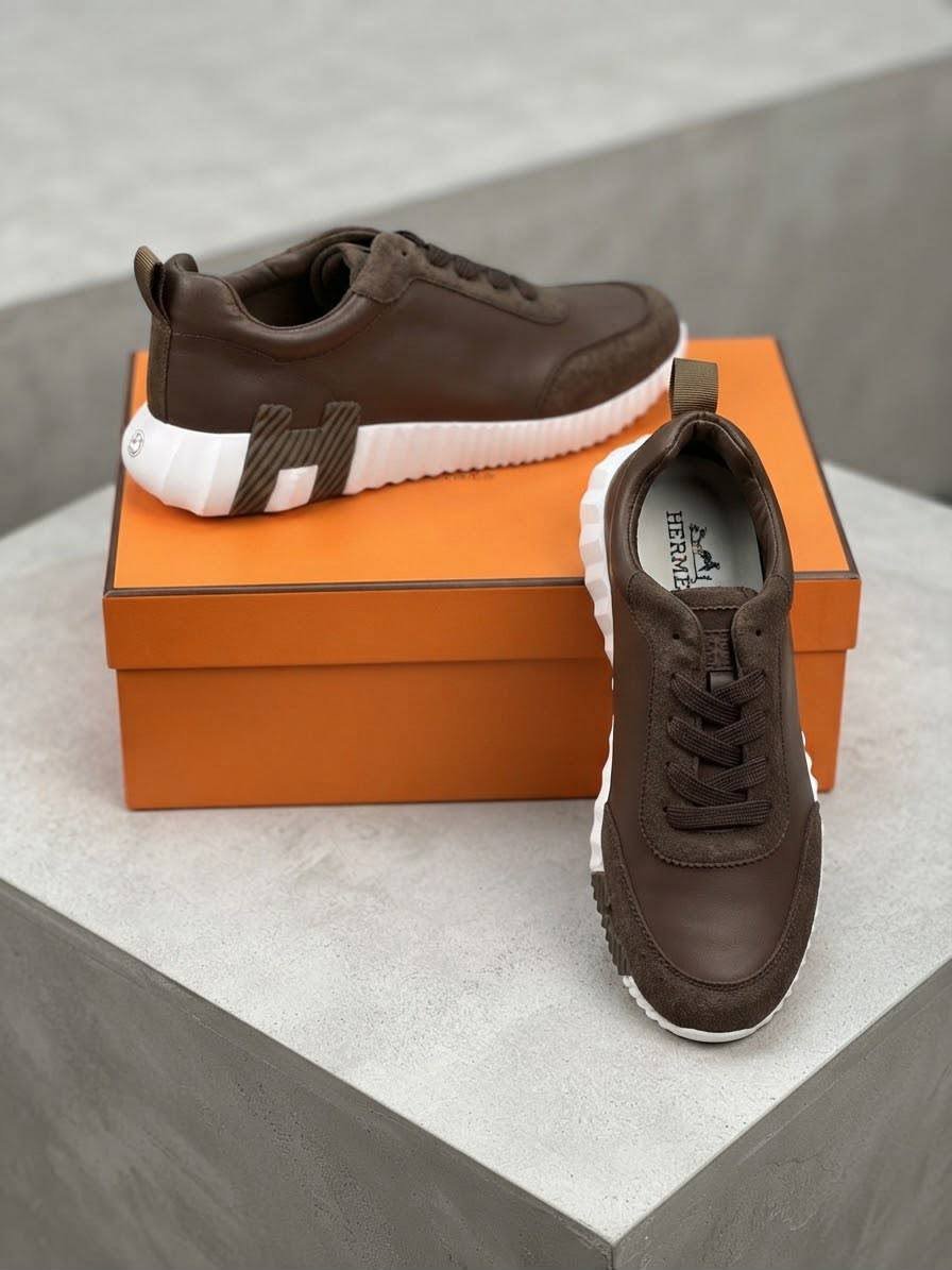 Sports shoes