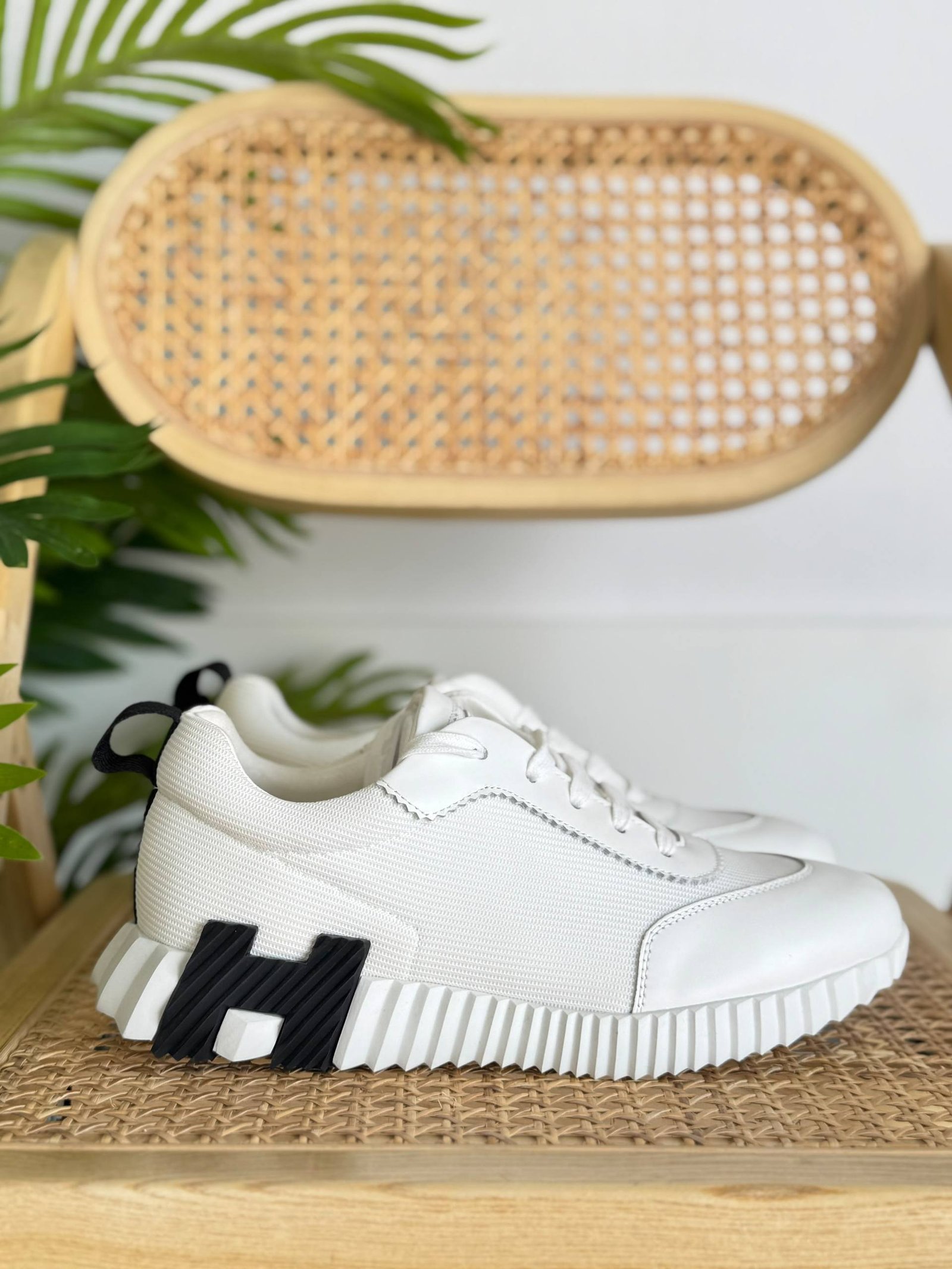 Sports shoes