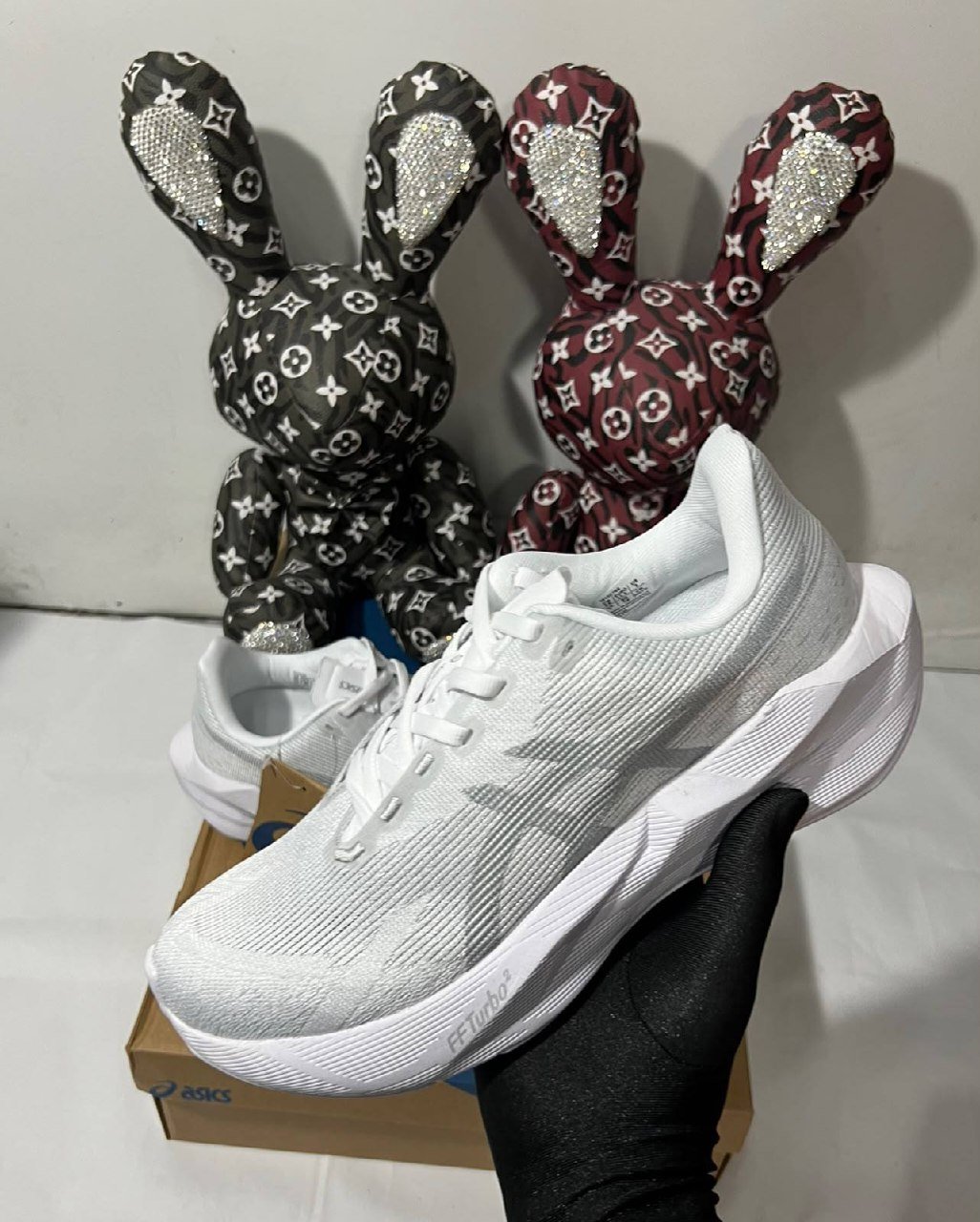 Sports shoes